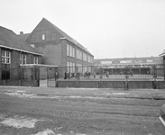 880374 Gezicht op het schoolplein van de R.K. St.-Ludgerusschool voor kleuteronderwijs en lager onderwijs ...